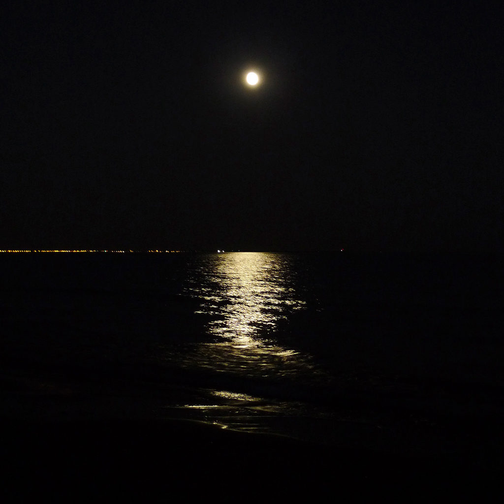 Photographie de pleine lune sur la mer